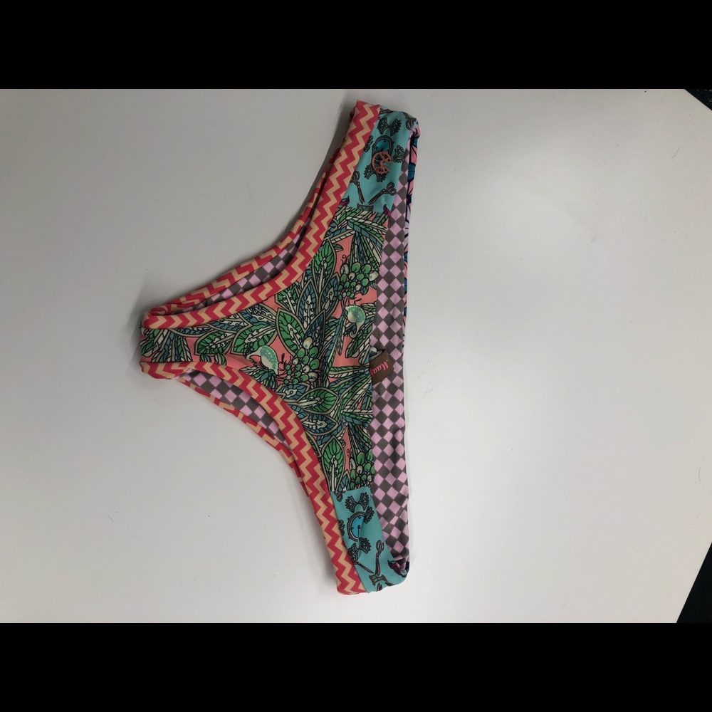Bikini bottom. Reversible multiple patterns.